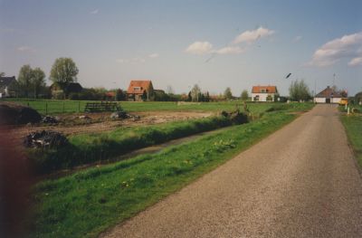 Kijkje-op-de-Horstermeer
Vanaf de Radioweg is Middenweg 121 te zien- Het huis van R-Oosterbeek  Op het dak van de schuur is in rode dakpannen  1945  te lezen- Huis links heeft Arie Kersbergen gewoond- Daarnaast de boerderij van Teus Versluis
Trefwoorden: Dorpszicht Zicht-op