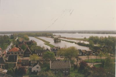Uitzicht-over-de-Blijkpolder
Gezicht op het water van de Blijkpolder en op de woningen van de Overmeerseweg.
Oude dorp.
Midden onder NH pastorie.
Trefwoorden: NH pastorie