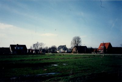 Overzicht-Middenweg-ter-hoogte-van-CITO
Het witte huis ligt aan de Middenweg 117a gebouwd in opdracht van D van Wichen-  Links op de voorgrond het zand en grind bedrijf CITO
Trefwoorden: Horstermeer Situatie