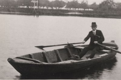 Met-roeiboot-over-de-Vecht
Aart Bon in de boot op weg naar Nigtevecht
Trefwoorden: Roeiboot Bon Rivier Vecht Hinderdam.