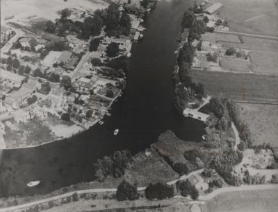 Luchtfoto-Vecht-en-Eilandseweg
Luchtfoto van de Vecht en een gedeelte van de Eilandseweg tussen de boerderij van Korver en Petersburg. 
Aan de overzijde ligt Nigtevecht.
