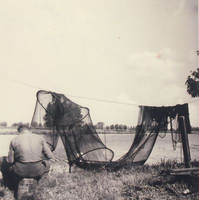 Visnetten-Jan-Hagen
Jan Hagen met het herstellen van de visnetten
Op het Jaagpad van de Hinderdam
