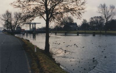 Sluis-Het-Hemeltje
De brug bij het Hemeltje .Rechts de brugwachters woning. Er ligt ijs op de Vecht.
