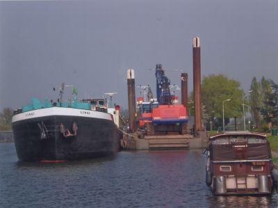 Schoonmaakwerkzaamheden-aan-de-Vecht
Schoonmaken van de Vecht op de hoek Hinderdam, Spiegelweg en Dammerweg.
