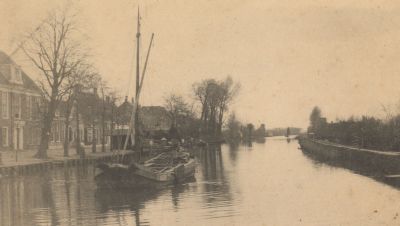 Vechtzicht-vanaf-de-brug
Zicht op de Reevaart , vanaf de brug .
Gemaakt door J.M.Schapenkamp.
