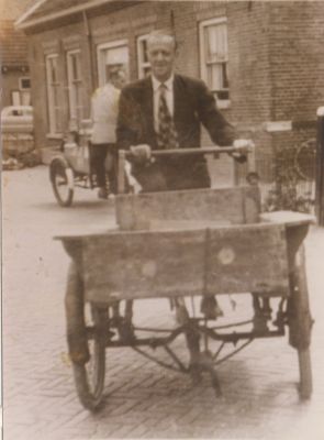 De-voddenboer-langs-de-huizen
Voddenboer B.v.d.Hoed, met daarachter melkboer W.Hoetmer.
Het pand is bakkerij met woning van fam. Roukens.
Het raam links is van de opkamer, later verbouwd tot kleine woning.
