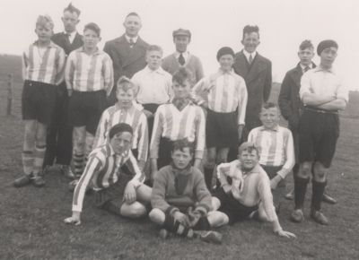 Juniorenelftal
Juniorenelftal V B O Staand van links naar rechts Jan Mulders Gerrit Hageman  Sam  Theo Janmaat Toon Hageman  Buur  Jan van Melsen Jo Blom Leo van Melsen Gerrit van Benschop Ezn Ko van Benschop Lzn Kees Portengen  Pinda  Knielend van Omstreeks 1936
