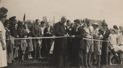 Opening-VBO-veld
Opening van het V.B.O. Veld met in het midden: B. Graaf Schimmelpenninck (met hoed), Chris Hageman Pastoor/Gerard Stalenhoef
Trefwoorden: voetbal
