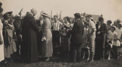 Opening-Voetbalveld-VBO
Opening van het voetbalveld van VBO aan de Reeweg.
Pastoor Groot, Chris Hageman, Jan van Benschop (in shirt)
Piet van Dijk  (op de rug) , Arie Ketelaar.
