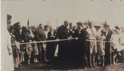 Opening-en-inzegening-van-het-voetbalveld-van-VBO
Opening en inzegening door pastoor Groot.
Piet van Dijk  voorzitter  helpt hem .
Achter de pastoor Chris Hageman directeur van Vecht en Dijk en voorzitter van het kerkkoor .
Naast Piet van Dijk: Huub Stalenhoef.
