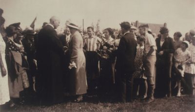 Opening-voetbalveld-VBO
Opening door pastoor Groot van het nieuwe voetbalveld aan de Reeweg in 1936.
Een treffend voorbeeld van het Rijke Roomse Leven.
