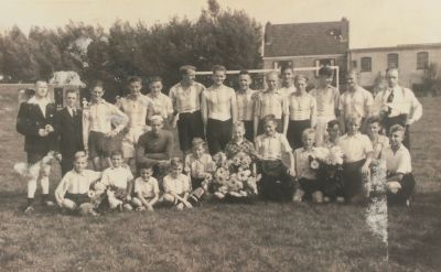 Huldiging-voetbalelftal
v l n r : 
G v Benschop  Azn-  P v Dijk- P v Melsen- Jan Mulders- Wim van Mer-  buffel  Jan van Benschop Azn- Piet Dubelaar-
 Leo van Melsen- Rooie Sam Hageman.
 Midden keeper Gerard Middelkoop
 Voor rechts Bram Scheepmaker 6e van rechts
