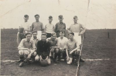 V-B-O-aspiranten-kampioen
V B O Aspiranten kampioen. Achter v.l.n.r.  .. v d Pas (1) Gerard v.d. Pas  (2)  G Wiegmans (3) ... (4)  Jan Vrijhoef  (5)
Midden Aad Hageman. Ton Hageman  Azn.  Kees Hageman (Chriszoon ) Jan v/d Mer  - anno 2006 nog actief als manusje-van-alles-,  Herman Bornheim, Theo Stalenhoef, Theo Vrijhoef.

