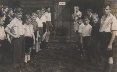 Lustrumwedstrijd-RKSV-VBO
Lustrumwedstrijd  VBO in 1942.
Op voorgrond :
Rechts: Albert (Ap) van Benschop) (+ 1945)
Links : Bertus Mulders.
