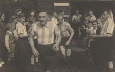 10 jarig bestaan V B O
10-jarig-bestaan V B O
Rechts klappend : Albert van Benschop: bij de razzia van jan.1945 doogeschoten.
Trefwoorden: GOLF