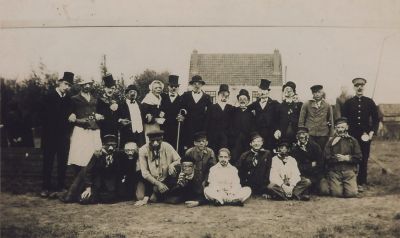 Gekostumeerde-Voetbalwedstrijd
Het terrein achter Toon de Groot.
Wedstrijd van VBO  ter gelegenheid van de Kroningsfeesten
