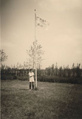 Junioren-VBO-hijsen-clubvlag
Junioren VBO, hijsen van de clubvlag op voetbalveld aan de Reeweg.
Trefwoorden: voetbal