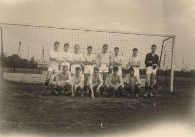 VBO-junioren
Achter: 1.Ben Venneman. 2.Cor Wenneker. 3.Wim van der Molen. 4. Nol Wenneker. 5. Siep Hendriks. 6. Jan van Benschop.
               7. Bert Baar. (Fr.zn.). 8.Herman van der Gun.
Voor:     1. Ben Stalenhoef. 2. Cor van Schaïck. 3. Gerard Baar. (Rich. zn.)  4. Jan Vrijhoef. 5. Wim Venneman (Joh.zn.)
