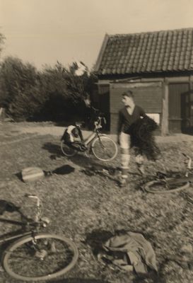 Netten-ophangen-voor-de-wedstrijd
Wim Venneman loopt met een op te hangen net aan de Reeweg. Erbarmelijk uitziende kleedkamer op de achtergrond.
Trefwoorden: Voetbal