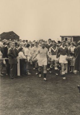 Opening-sportveld-VBO-Avance
Opening Sportveld VBO/Avance
Voorop de aanvoerders links van VBO Herman van Kooten, rechts Evert Roukens van Avance
