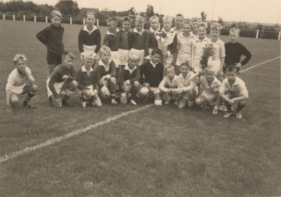 Opening-voetbalveld-Overmeer
Avance en VBO jeugd t.g.v. opening voetbalveld Overmeer.
VBO o.a. zittend Jozef Baar, Anton Janmaat, Richard Baar, Herman Pouw.
Staand o.a. Sjaak Stalenhoef, Ad van Benschop.
Helemaal links Paul Stokkers
