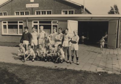 VBO-junioren
Voor de fabriek van Reichart op de Vreelandseweg.
Achter: 1. Adrie Stalenhoef. H.Zn) 2: André ... 3.Arnold Ketelaar. 4: ...... 5. Cor van Schaïk. 6.  ...
               7. Johan Vrijhoef. 8. Ben Baar (Frans zn.)
Voor:     1. Jan van Kooten. 2. Herman van der Molen. 3. Jacques Teunissen. 4. Gerie Baar (Frans zn.) 5: Peter Stokkers.
