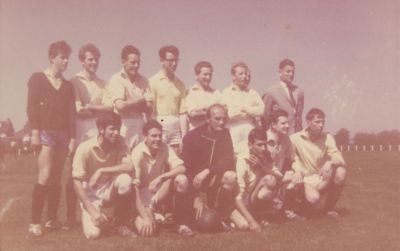 Kampioenschap-1962-1963
Kampioenselftal 3de klasse afd. Utrecht. in seizoen 1962 -1963.
Knielend:
Wim Hendrikse , Nol Wenneker, Herman van Kooten, Wim Venneman, Gerard van der Aar,
Siep Hendrikse,
Staand:
Adrie Stalenhoef, Arie van Houten, Bertus Mulder, Jaap Pouw, Rinus v.d. Pas, Ben Schoordijk.
Trainer : Frits Schalij.
