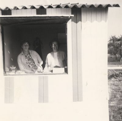 Avance
Op de achtergrond de boomgaard van boer van de Berg.
Midden ? Holdinga, rechts Ed Dunnebier
