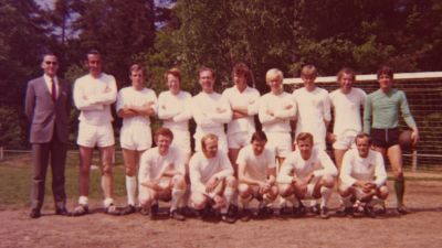 Voetbalelftal
Staand:Leider Adrie v.d.Doel, Jan van Hemert,Cor Wenneker, Gerard Baar,Jan van Huisstede,Jan Oosterbroek,Bennie Baar,Jan v.Schooten,Evert Voorn,Adrie Stalenhoef.
Zittend: John Wingelaar, Ruud Waterdrinker, Jac. Janmaat, Maarten Verlaan, Piet Wenneker.
