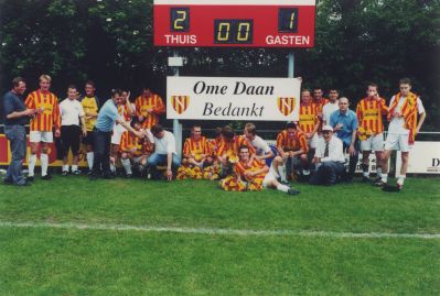 Opening-scorebord
Opening scorebord.
 Alle borden op het voetbalveld zijn door bemiddeling van Ome Daan de Bruin door verschillende sponsors gefinancierd.
 Vandaar het bord- Ome Daan bedankt-
