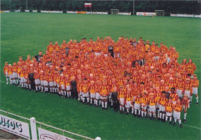 Alle-leden-V-V-Nederhorst
Alle leden van voetbalvereniging Nederhorst,
De nieuwe sponsor is de Rabo bank dus niet de ING zoals te zien op de achtergrond.
