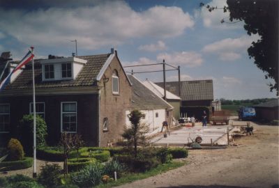 Nieuw-en-Verbouw-Fam-AvdLaan
Nieuw en verbouw door de familie A. v.d. Laan aan de Eilandseweg 26-26a.
Trefwoorden: Nieuw en verbouw