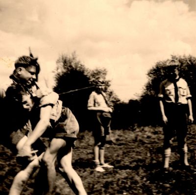Uitje-van-de-verkenners-Egmond-a-d-Hoef
Stoeipartij tijdens Uitje van de verkenners naar  Egmond a d Hoef.
