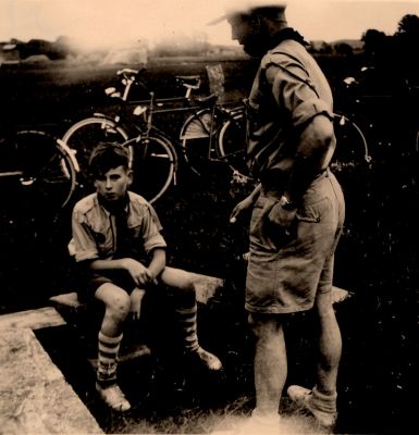 Uitje-verkenners-naar-Egmond-ad-Hoef
Uitje van de verkenners naar Egmond a/d Hoef.
Een jongen krijgt een reprimande van de vaandrig.
