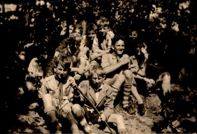Verkenners-op-kamp
Verkenners op iamp in Bergen
V.l.n.r. George Bornhijm,Henk Blom.
2e rij : Gerard Baar, Wim v.d.Molen,Henk Stalenhoef,
Jan v.Benschop.
Achter : Piet Hagen,( Ankeveen) Jan Baar, Siep Hendrikse.
