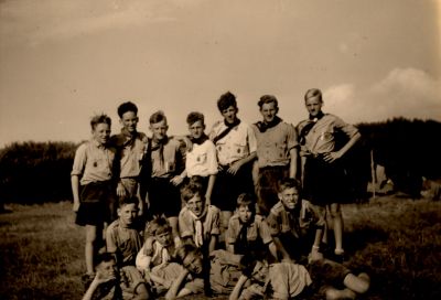 Uitje-van-de-verkenners
Bovenste rij : V.l.n.r.: Jan Baar, Henk Stalenhoef,Chris Hageman,
Bert Stalenhoef,Evert Stalenhoef,Theo Stalenhoef.
Middelste rij : Wim Appelman,Henk Blom,Wim v.d.Molen,Gerard Baar, Siep Hendrikse.
Onderste rij : Jan v. Benschop,Jaap Stalenhoef,George Bornhijm.
