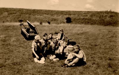 Zomerkamp-verkenners
Zomerkamp verkenners op Texel.
Dit zijn de jongste die met de auto zijn gebracht.
