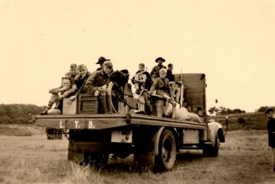 Zomerkamp-verkenners
Zomerkamp verkenners.  Bij de melkfabriek op Texel
Van links naar rechts, Jan Baar,Johan Helmond, Ben Stalenhoef, Wim Bornhijm, fiets.
