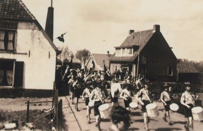 Optocht-verkenners-langs-boerderij-Venneman
Optocht verkenners langs boerderij Venneman. De boerderij van Johan Venneman aan de Overmeerseweg. Staat er nog.
Zie ook 7-3-4A
