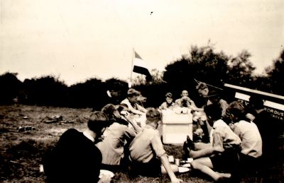 Verkenners-op-kamp
Verkenners groep  St Willibrordus op kamp.
 Met een eigen aanhangwagentje werden de spullen vervoerd.
 Vooraan op de rug gezien Gerard Baar rechts van hem Jan Wiegmans.
 Er waren 3 aalmoezeniers voor de geestelijke zorg.
