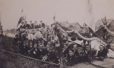 Muziekcorps-Crescendo
Muziekcorps Crescendo. Waarschijnlijk tijdens een feest van de voetbalvereniging V.B.O.
Op het terrein achter aannemer de Groot was een voetbalveld.
Trefwoorden: Crescendo