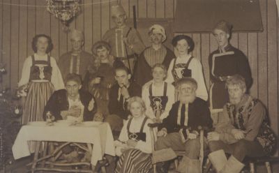 Toneelgroep-D-O-K
Toneeluitvoering van de vereniging D.O.K. (Door Oefening Kunst)
Voorzitter was Herman van Kooten
