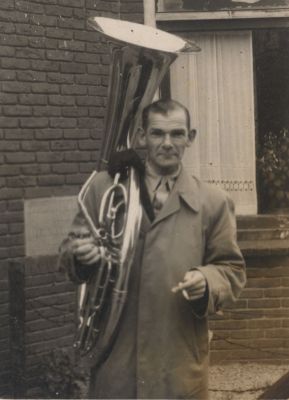 Wim-met-blaasinstrument
Wim van Nus met zijn muziekinstrument
Trefwoorden: Muziekvereniging