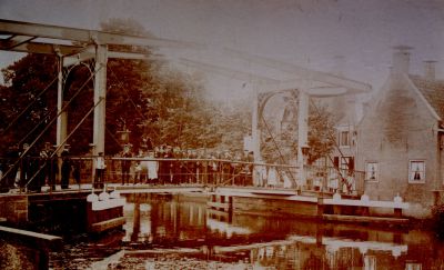Muziekvereniging-Jubal
Op de brug Muziekvereniging Jubal , opgericht door meester Van Bokhorst.
Dit ter gelegenheid van de komst van Baron van Lynden.
Let op de brugwachterswoning deze staat hier oost-west.
Na 1905 werd een nieuw huis gebouwd, toen echter noord-zuid

