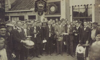 Crescendo
Crescendo is aangetreden om burgemeester Mr- W-I Doude van Troostwijk toe te spelen-  Man met grote trom is Hr G Roukens met trompet is Hr H Dolman-   Het pand is thans de voormalige bakkerswinkel van Bakkerij v d Linden
Trefwoorden: Crescendo muziek