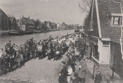 Crescendo
Crescendo vlak bij de Brug over de Reevaart op de Dammerweg  voor de winkel van P- Brinkers
Trefwoorden: Crescendo  muziek