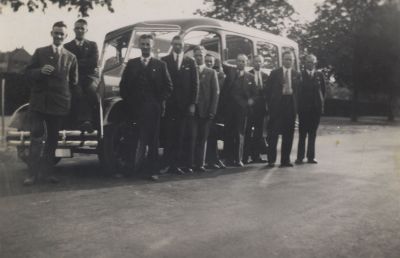 Reisje-RK-Zangkoor-St-Jan-Baptist
Reisje van het RK Zangkoor St. Jan Baptist ongeveer 1947.
2e van links Stein Hendrikse
3e van links Jan Middelkoop
4e van links Nico Vrijhoef
5e van links Rich Baar
2e van rechts Kees Hageman
3e van rechts Chris Hageman
