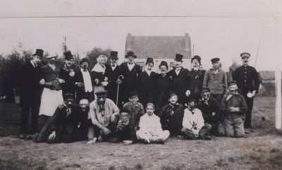 RKSV-VBO
Gekostumeerd voetbal bij R.k. Voetbalvereniging VBO.
Vermoedelijk in 1948.
Staand: 2 de van links : Gerard Middelkoop,
Staand: 3 de van rechs: Gerrit van Benschop (scheidsrecter)

