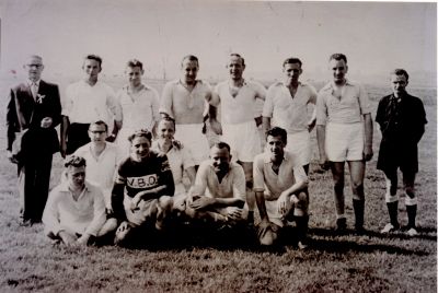 V-B-O
V B O v l n r Staand Toon Hageman  leider  Jan v d Meer Piet Dubelaar Henk v d Voorn Jan van Benschop L zn Theo Janmaat Wim Schoordijk en de Scheidsrechter 2e rij knielend v l n r Wim v Klarenbeek Wim v Mer Voorste rij v l n r Bert Smits Theo Hageman  keeper  Jan v Benschop E zn en Steenmetsz
Trefwoorden: Voetballers