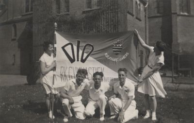 Gymnastiek-vereniging
Gymclub D.I.O.
Mej. Ton de Groot, Wim Dubelaar, Jan van de Meer, Hein Galesloot, Mej. Ada Smits.
